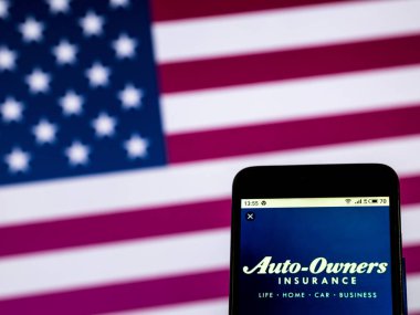 Kiev, Ukrayna - 29 Aralık 2018: Auto-sahipleri sigorta şirket logosu akıllı telefon görüntülenen gördüm