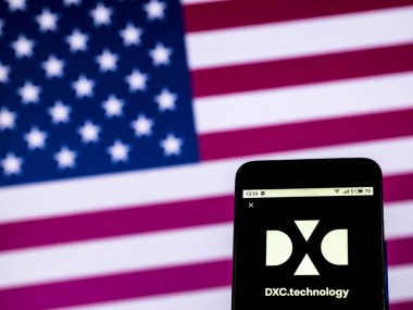Kiev, Ukrayna - 29 Aralık 2018: Dxc teknoloji şirket logosu akıllı telefon görüntülenen gördüm