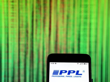 Kiev, Ukrayna - 29 Aralık 2018: Profesyonel parsel lojistik şirket logosu akıllı telefon görüntülenen gördüm