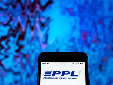 Kiev, Ukrayna - 29 Aralık 2018: Profesyonel parsel lojistik şirket logosu akıllı telefon görüntülenen gördüm