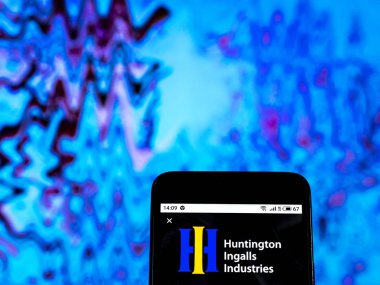 Kiev, Ukrayna - 29 Aralık 2018: Huntington Ingalls sanayi gemi şirket logosu akıllı telefon görüntülenen gördüm