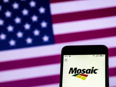 Kiev, Ukrayna - 29 Aralık 2018: Mozaik şirket logosu akıllı telefon görüntülenen gördüm