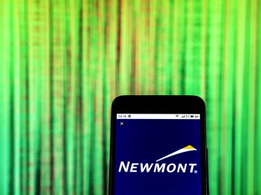 Kiev, Ukrayna - 29 Aralık 2018: Newmont Mining Corporation logo akıllı telefon görüntülenen gördüm
