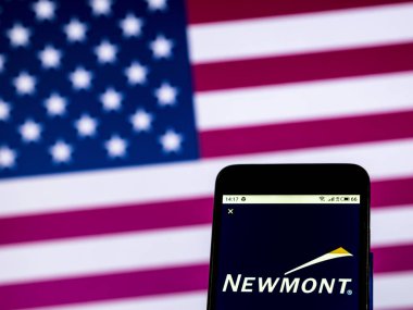 Kiev, Ukrayna - 29 Aralık 2018: Newmont Mining Corporation logo akıllı telefon görüntülenen gördüm