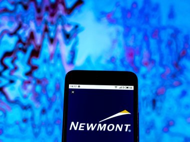 Kiev, Ukrayna - 29 Aralık 2018: Newmont Mining Corporation logo akıllı telefon görüntülenen gördüm