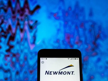 Kiev, Ukrayna - 29 Aralık 2018: Newmont Mining Corporation logo akıllı telefon görüntülenen gördüm