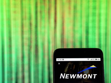 Kiev, Ukrayna - 29 Aralık 2018: Newmont Mining Corporation logo akıllı telefon görüntülenen gördüm