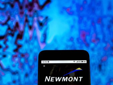 Kiev, Ukrayna - 29 Aralık 2018: Newmont Mining Corporation logo akıllı telefon görüntülenen gördüm