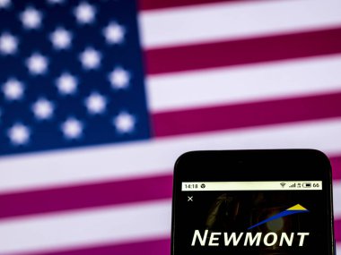 Kiev, Ukrayna - 29 Aralık 2018: Newmont Mining Corporation logo akıllı telefon görüntülenen gördüm