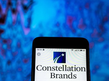 Kiev, Ukrayna - 29 Aralık 2018: Constellation Brands şaraphane şirket logosu akıllı telefon görüntülenen gördüm