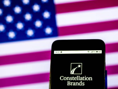 Kiev, Ukrayna - 29 Aralık 2018: Constellation Brands şaraphane şirket logosu akıllı telefon görüntülenen gördüm