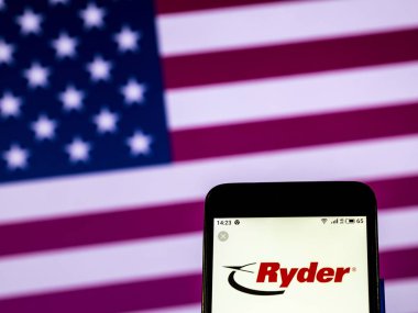 Kiev, Ukrayna - 29 Aralık 2018: Ryder taşıma şirket logosu akıllı telefon görüntülenen gördüm