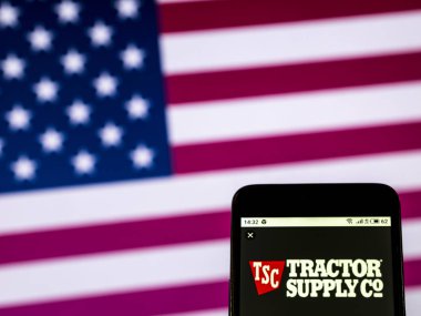 Kiev, Ukrayna - 29 Aralık 2018: Traktör Şirket, tedarik görülen perakende zinciri şirket logosu görüntülenen akıllı telefon