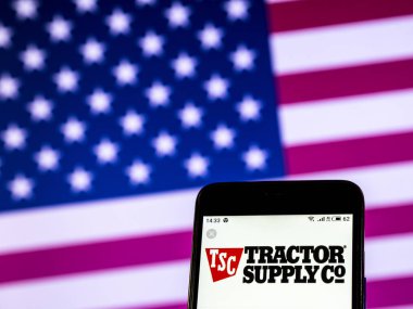 Kiev, Ukrayna - 29 Aralık 2018: Traktör Şirket, tedarik görülen perakende zinciri şirket logosu görüntülenen akıllı telefon