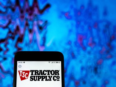 Kiev, Ukrayna - 29 Aralık 2018: Traktör Şirket, tedarik görülen perakende zinciri şirket logosu görüntülenen akıllı telefon