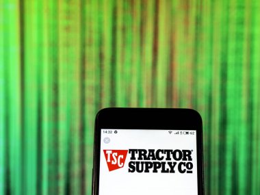 Kiev, Ukrayna - 29 Aralık 2018: Traktör Şirket, tedarik görülen perakende zinciri şirket logosu görüntülenen akıllı telefon