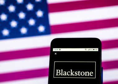 Kiev, Ukrayna - 29 Aralık 2018: Blackstone grubu varlık yönetimi şirket logosu akıllı telefon görüntülenen gördüm