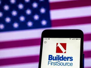 Kiev, Ukrayna - 29 Aralık 2018: İnşaatçılar Firstsource, Inc şirket logosu akıllı telefon görüntülenen gördüm