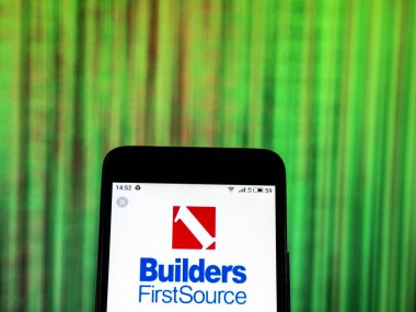Kiev, Ukrayna - 29 Aralık 2018: İnşaatçılar Firstsource, Inc şirket logosu akıllı telefon görüntülenen gördüm