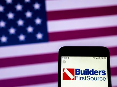 Kiev, Ukrayna - 29 Aralık 2018: İnşaatçılar Firstsource, Inc şirket logosu akıllı telefon görüntülenen gördüm