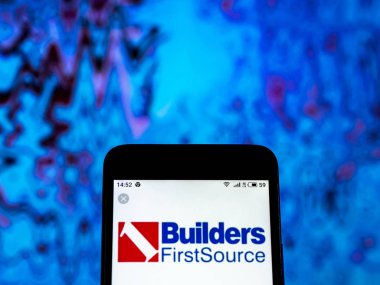 Kiev, Ukrayna - 29 Aralık 2018: İnşaatçılar Firstsource, Inc şirket logosu akıllı telefon görüntülenen gördüm