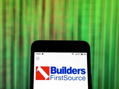 Kiev, Ukrayna - 29 Aralık 2018: İnşaatçılar Firstsource, Inc şirket logosu akıllı telefon görüntülenen gördüm