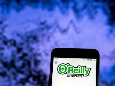 Kiev, Ukrayna - 28 Aralık 2018: O'Reilly Auto Parts perakende şirket logosu akıllı telefon görüntülenen gördüm