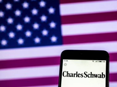 Kiev, Ukrayna - 28 Aralık 2018: Charles Schwab Corporation mali hizmetler şirket logosu akıllı telefon görüntülenen gördüm