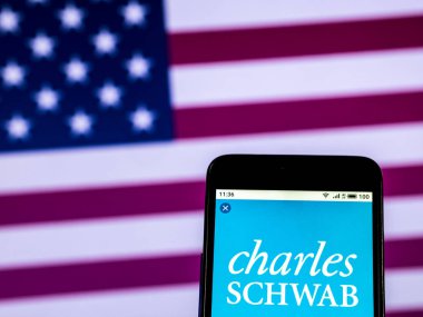 Kiev, Ukrayna - 28 Aralık 2018: Charles Schwab Corporation mali hizmetler şirket logosu akıllı telefon görüntülenen gördüm