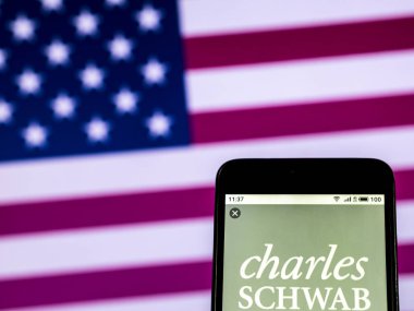 Kiev, Ukrayna - 28 Aralık 2018: Charles Schwab Corporation mali hizmetler şirket logosu akıllı telefon görüntülenen gördüm