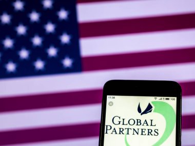 Kiev, Ukrayna - 28 Aralık 2018: akıllı telefon görüntülenen küresel ortaklar benzin istasyonları mağazalar şirket logosu gördüm