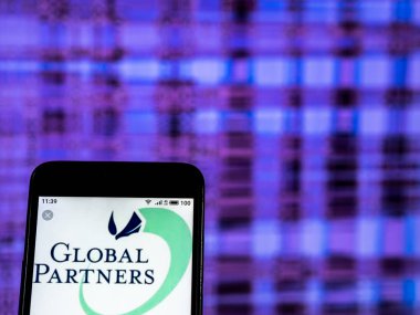 Kiev, Ukrayna - 28 Aralık 2018: akıllı telefon görüntülenen küresel ortaklar benzin istasyonları mağazalar şirket logosu gördüm