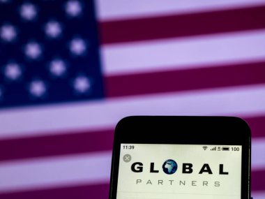 Kiev, Ukrayna - 28 Aralık 2018: akıllı telefon görüntülenen küresel ortaklar benzin istasyonları mağazalar şirket logosu gördüm