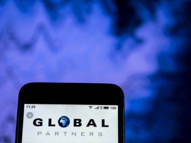 Kiev, Ukrayna - 28 Aralık 2018: akıllı telefon görüntülenen küresel ortaklar benzin istasyonları mağazalar şirket logosu gördüm