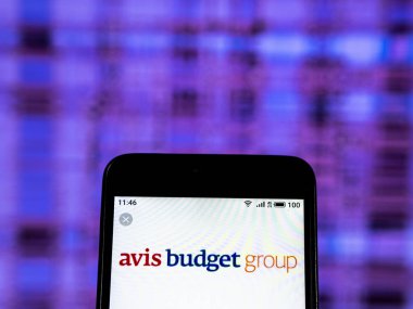 Kiev, Ukrayna - 28 Aralık 2018: Avis bütçe grup Araba Kiralama şirket logosu akıllı telefon görüntülenen gördüm