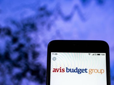 Kiev, Ukrayna - 28 Aralık 2018: Avis bütçe grup Araba Kiralama şirket logosu akıllı telefon görüntülenen gördüm