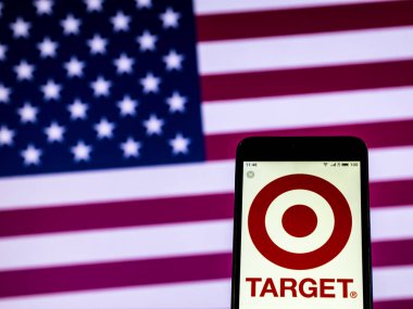 Kiev, Ukrayna - 28 Aralık 2018: Hedef Corporation mağaza şirket logosu akıllı telefon görüntülenen gördüm