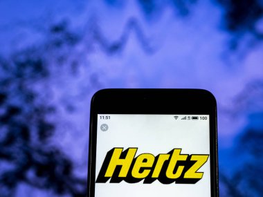 Kiev, Ukrayna - 28 Aralık 2018: Hertz küresel Holdings Inc logo akıllı telefon görüntülenen gördüm