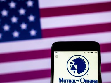 Kiev, Ukrayna - 28 Aralık 2018: Karşılıklı, Omaha sigorta şirket logosu akıllı telefon görüntülenen gördüm