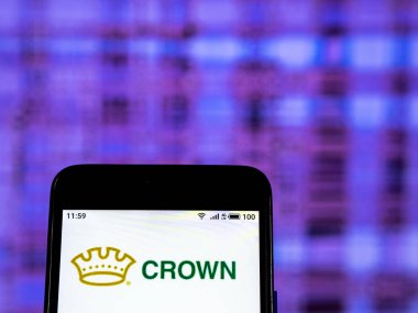 Kiev, Ukrayna - 28 Aralık 2018: şirket logosu üretim Crown Holdings Metal kutu akıllı telefon görüntülenen gördüm