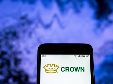 Kiev, Ukrayna - 28 Aralık 2018: şirket logosu üretim Crown Holdings Metal kutu akıllı telefon görüntülenen gördüm