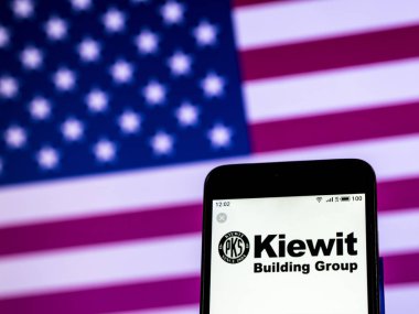 Kiev, Ukrayna - 28 Aralık 2018: Kiewit Corporation İnşaat Mühendislik şirket logosu akıllı telefon görüntülenen gördüm