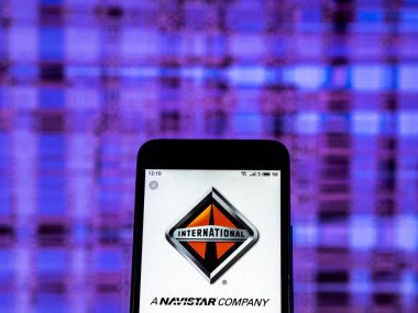 Kiev, Ukrayna - 28 Aralık 2018: Yardımları üretim uluslararası şirket logosu akıllı telefon görüntülenen gördüm