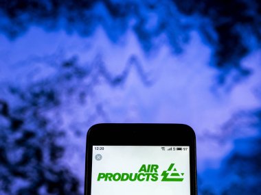 Kiev, Ukrayna - 28 Aralık 2018: Hava ürünleri ve kimyasallar, görülen kimyasal sanayi şirket logosu görüntülenen akıllı telefon