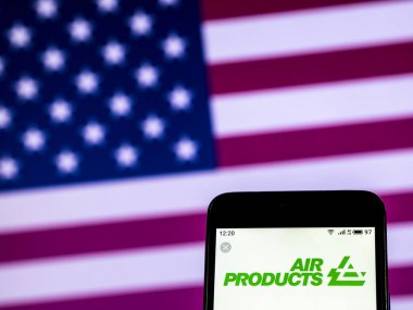 Kiev, Ukrayna - 28 Aralık 2018: Hava ürünleri ve kimyasallar, görülen kimyasal sanayi şirket logosu görüntülenen akıllı telefon