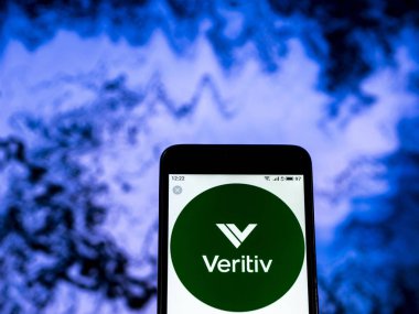Kiev, Ukrayna - 28 Aralık 2018: Vertiv şirket logosu akıllı telefon görüntülenen gördüm