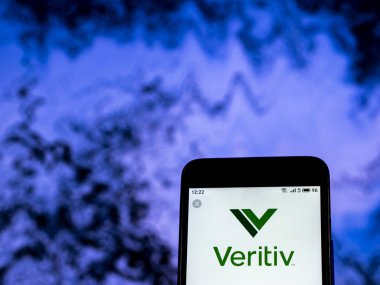Kiev, Ukrayna - 28 Aralık 2018: Vertiv şirket logosu akıllı telefon görüntülenen gördüm