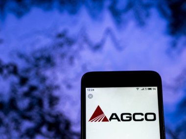 Kiev, Ukrayna - 28 Aralık 2018: Agco üretim şirket logosu akıllı telefon görüntülenen gördüm