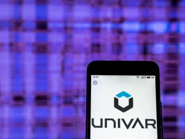 Kiev, Ukrayna - 28 Aralık 2018: Univar şirket logosu akıllı telefon görüntülenen gördüm