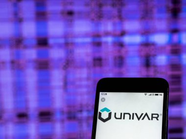 Kiev, Ukrayna - 28 Aralık 2018: Univar şirket logosu akıllı telefon görüntülenen gördüm